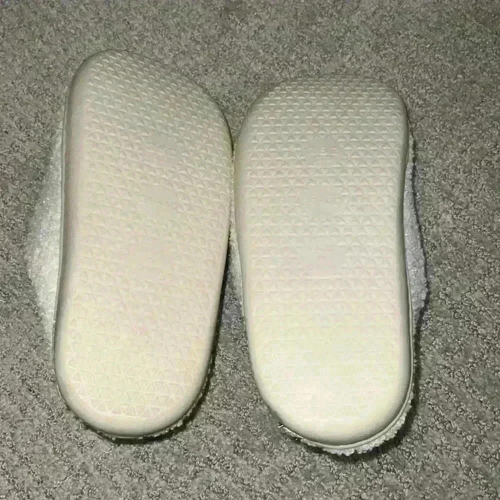 Smiley bedroom slippers - Picture 3 of 3